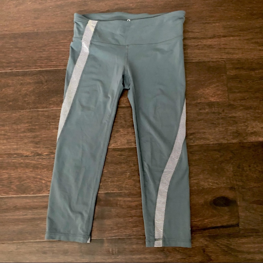 GapFit Dark Gray Capri Leggings (S)